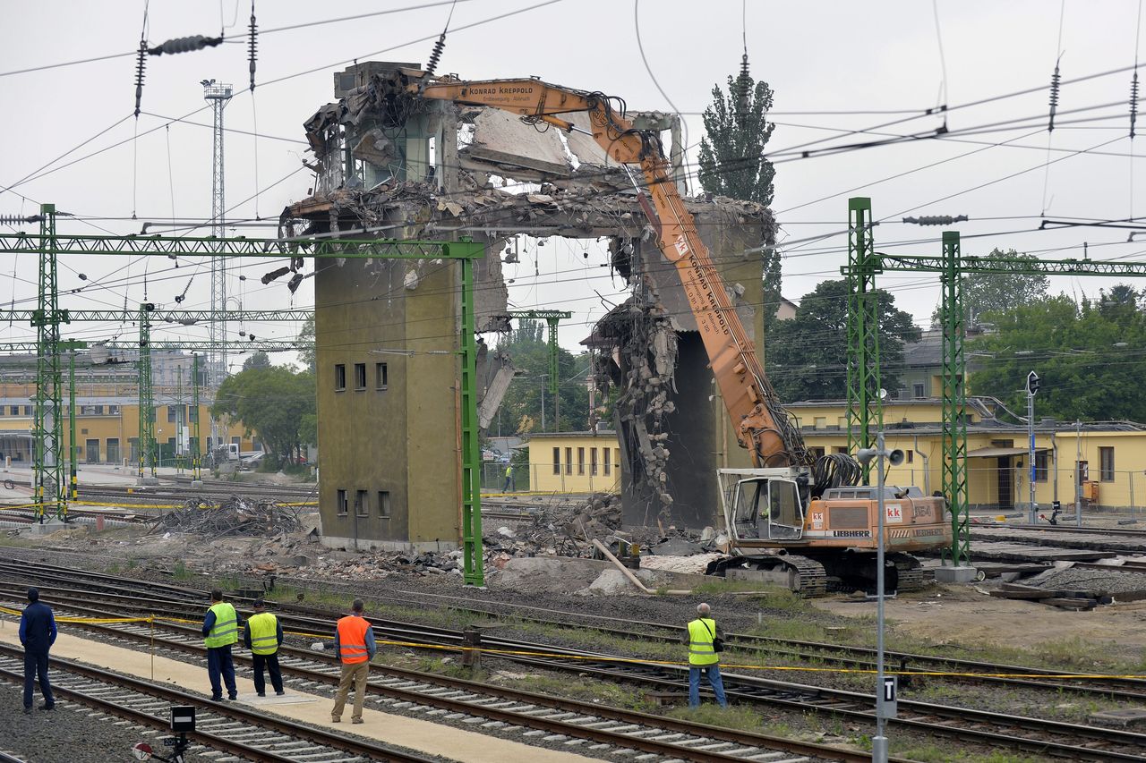 Májusban egy éjszaka alatt elbontották a székesfehérvári vasútállomás egyik jelképének számító II-es irányítótornyot (fotó: MTI/Máthé Zoltán)