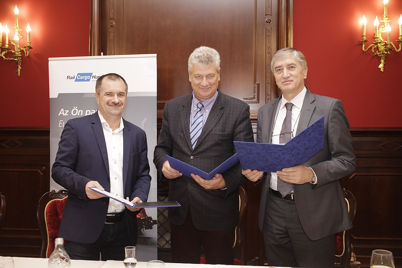 A képen balról jobbra: dr. Kovács Imre, a Rail Cargo Hungaria Zrt. Igazgatóságának elnöke, CEO, Jevgenyij Tanhilevics, az ISD Dunaferr Zrt. cégvezetője, valamint Vaso Janicic, az ISD Portolan Kft. ügyvezető igazgatója<br>(forrás: Rail Cargo Hungaria)