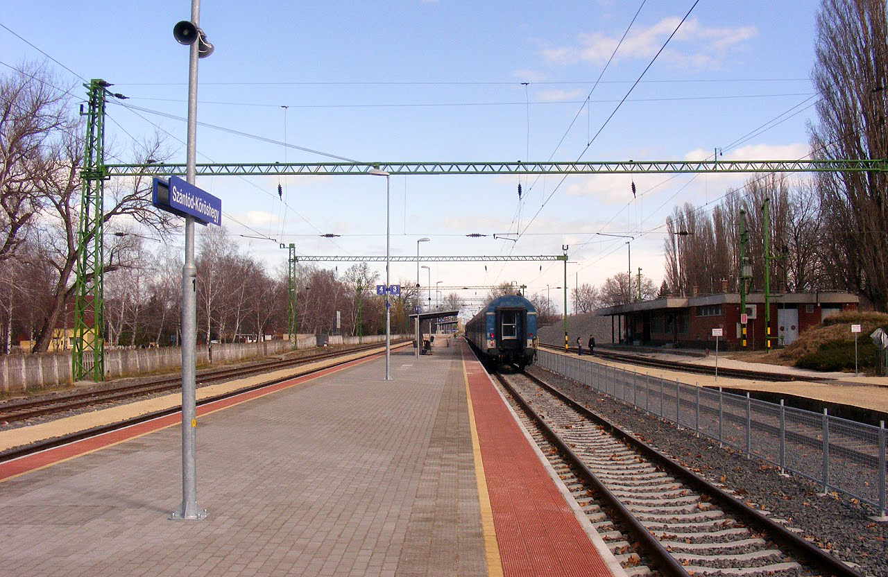 A teljesen elkészült Szántód-Kőröshegy állomás jelenleg a vonatok végállomása. A képre kattintve galéria nyílik (a szerző felvételei)