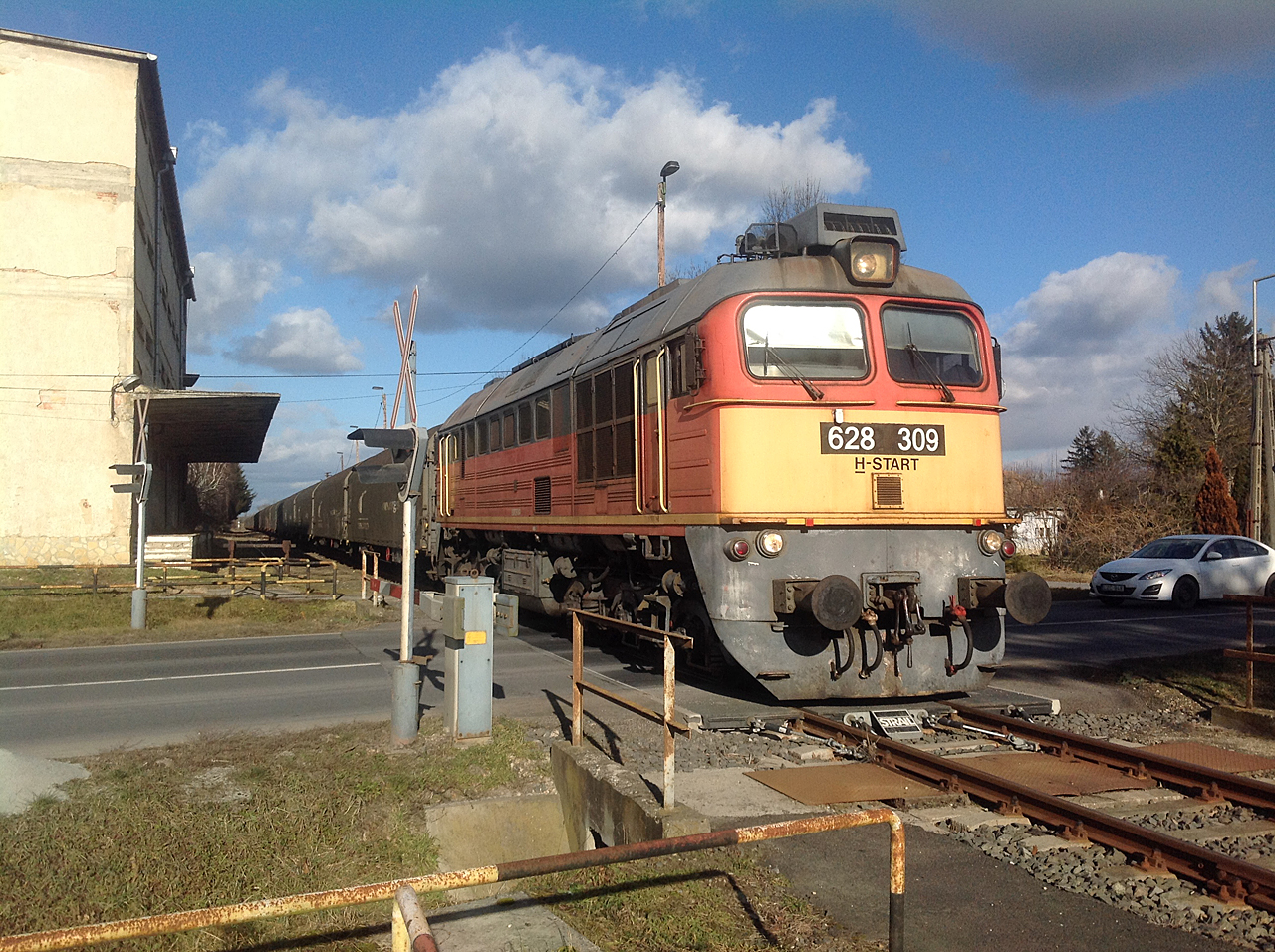 Üres műtrágyás vonat halad át Böhönyén január 5-én. A képre kattintva galéria nyílik a szerző felvételeiből