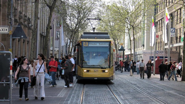 Erre gondolhatott a miniszterelnök: tramtrain-szerelvény halad át Szegeden, Szabadka felé