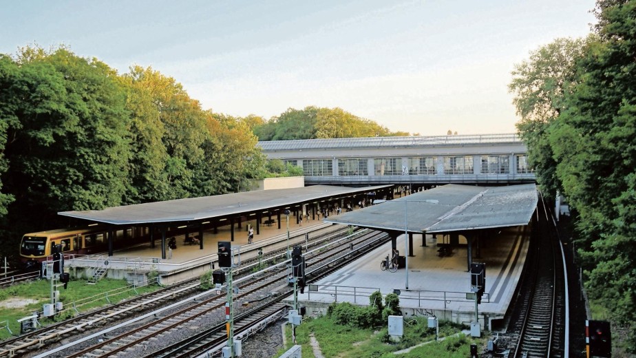 Westkreuz, azaz nyugati kereszt: az állomásnak szemléletes, a hálózat jellegzetességeit bemutató neve van. A gyűrűvonal itt az emeleten fut (fotók: dpa)