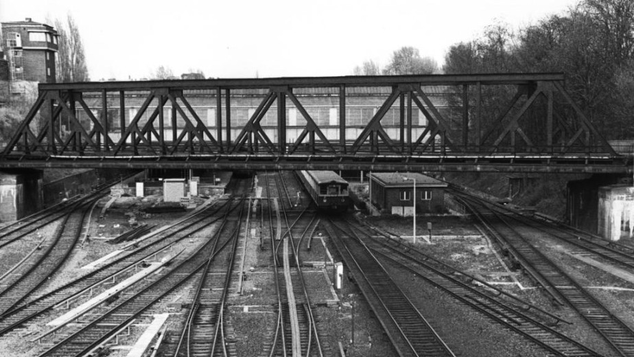 Westkreuz egy másik szemszögből, a képen látható motorvonatok még a kilencvenes években is üzemben voltak