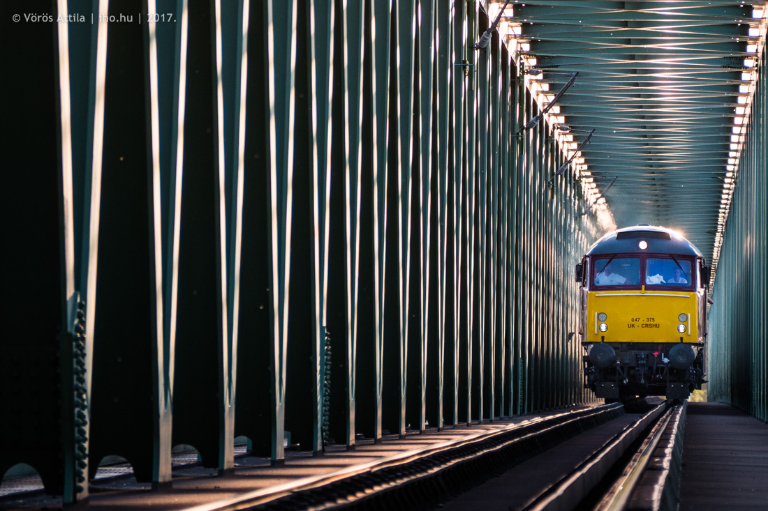 Az utolsó kilométereken, az Újpesti vasúti hídon érkezik vissza Pestre a szerelvény