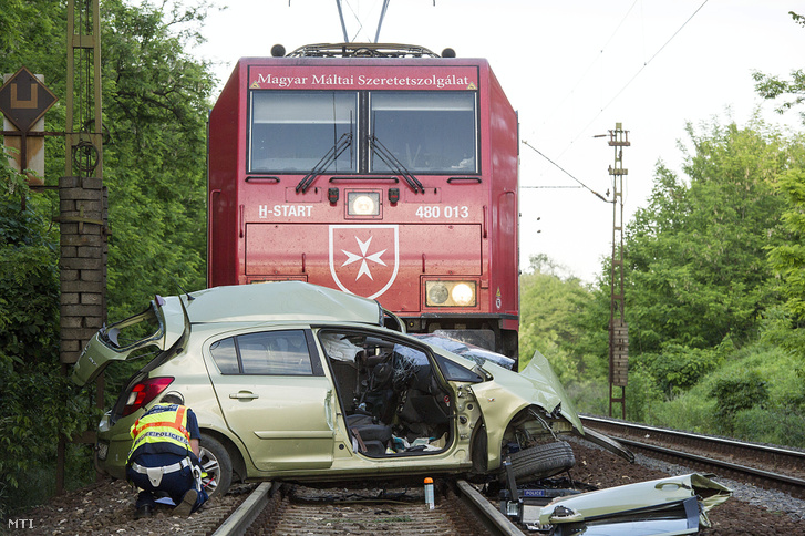 Pusztaszentistvánnál egy autó ment a csabai gyors elé. A személygépkocsiban mindketten meghaltak (fotó: MTI)