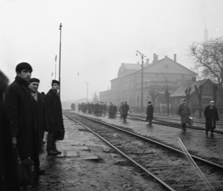 Vonatra várók Vácon, 1965. körül (forrás: fortepan.hu)