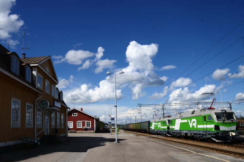 Tipikus finn vasútállomáson rongyol át a két Vectron által továbbított tehervonat (fotó: Siemens)
