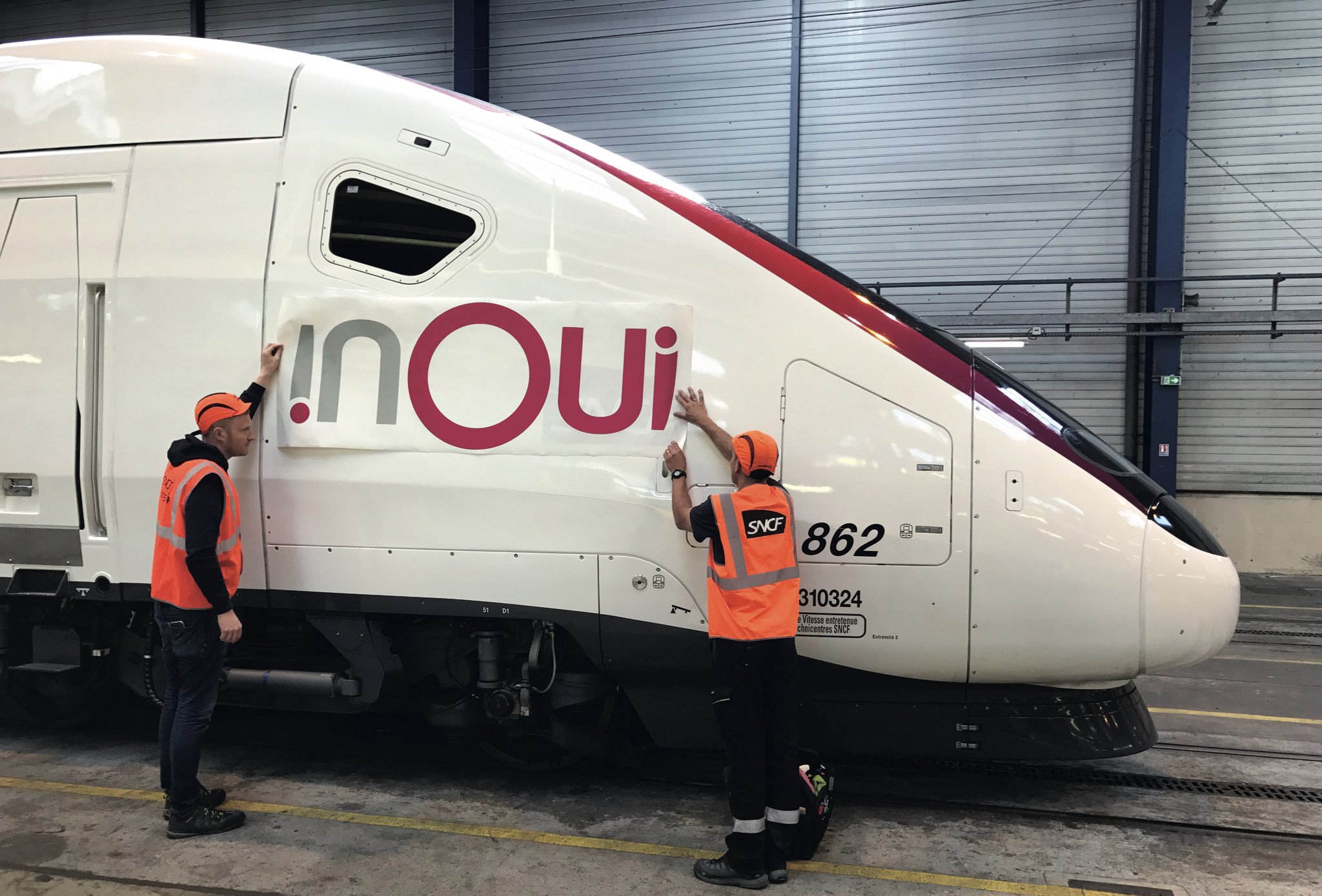 Sokan szeretnénk kifogástalan overallban TGV-k oldalára klassz matricákat ragasztani! (fotók: DPA)
