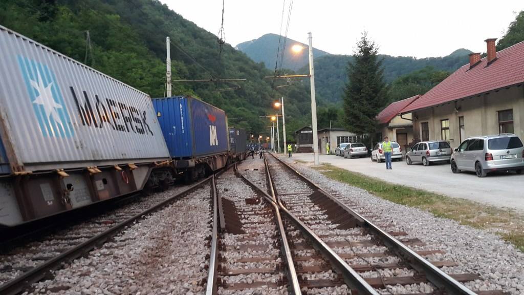 Egy konténerszállító tehervonat nyolc kocsija hagyta el a síneket Szlovéniában, Zidani Mostnál. A baleset jeletős fennakadásokat okoz a koperi kikötő és Magyarország közötti teherforgalomban. A képre kattintva galéria nyílik (fotók: Europe Trains Railways ECC Facebook-oldal)
