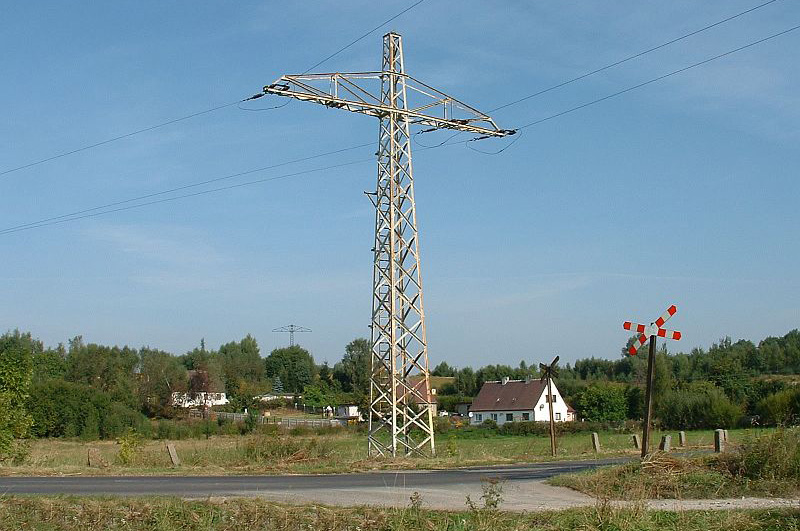 Egykori Reichsbahn-távvezetékoszlop a sziléziai Gryfów Śląski (Greifenberg) mellett, immár a lengyel közüzemi villamosenergia-hálózat részeként (fotó: Thomas Scherrans)