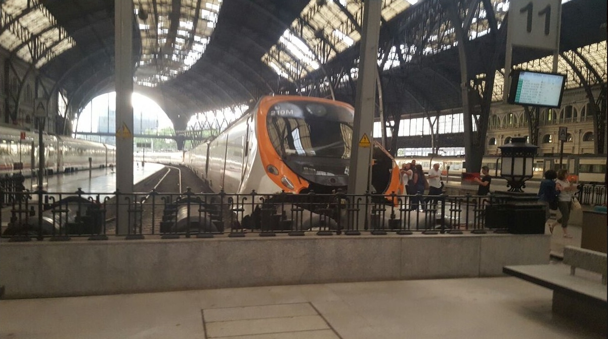 Bakra futott egy elővárosi vonat Barcelónában, negyvennyolcan megsérültek (forrás: Twitter)