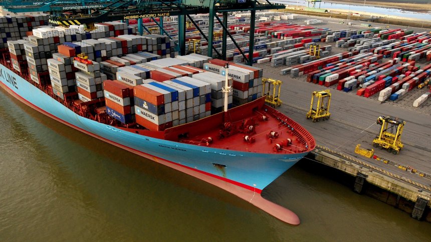 Maersk-konténerhajó Antwerpen kikötőjében