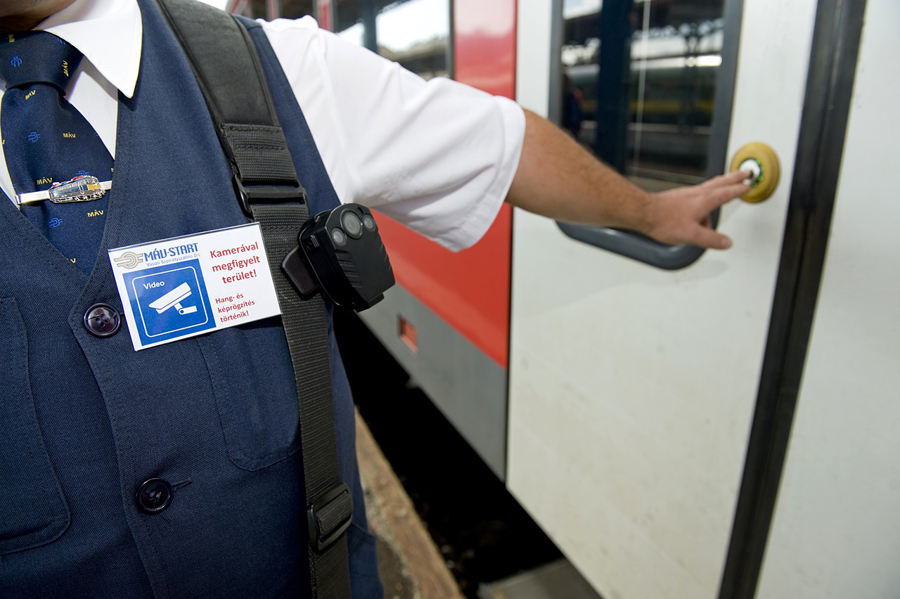 A Mátészalka környéki vasútvonalakon dolgozó jegyvizsgálókat is ellátja a MÁV-Start testkamerákkal, hogy visszaszorítsa a vonatszemélyzet elleni támadásokat (fotó: MÁV)