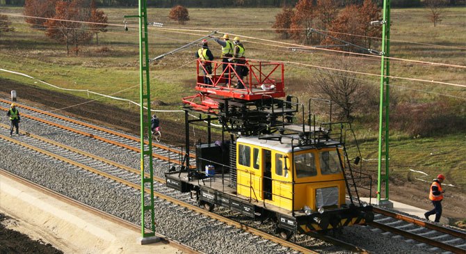 Vezetékszerelés a vonalon (fotó: ovit.hu)