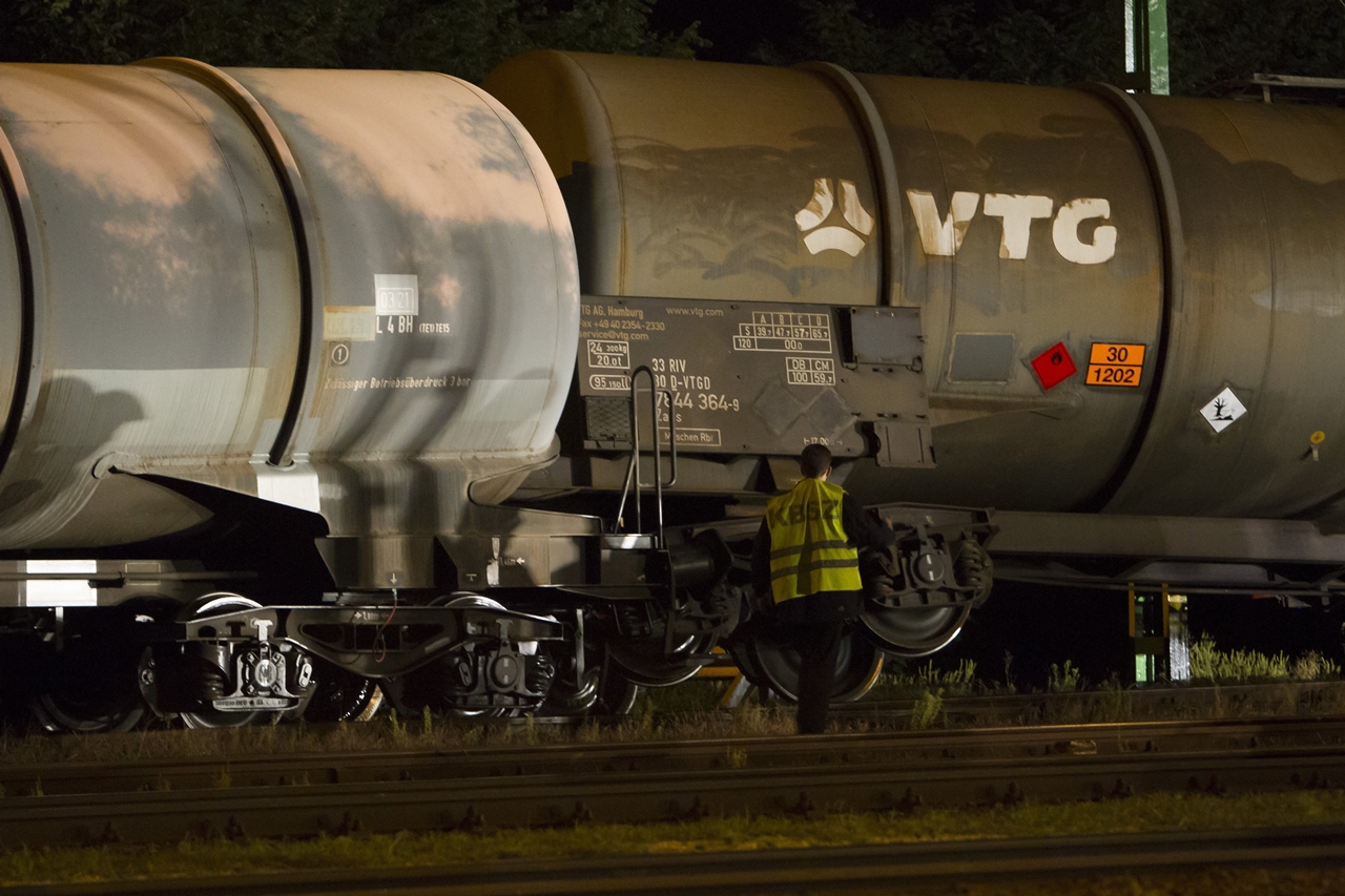Egy tehervonat öt kocsija siklott ki szerda este Vép állomáson. Két tartálykocsi felborult, három megdőlt (fotók: MTI/Varga György)