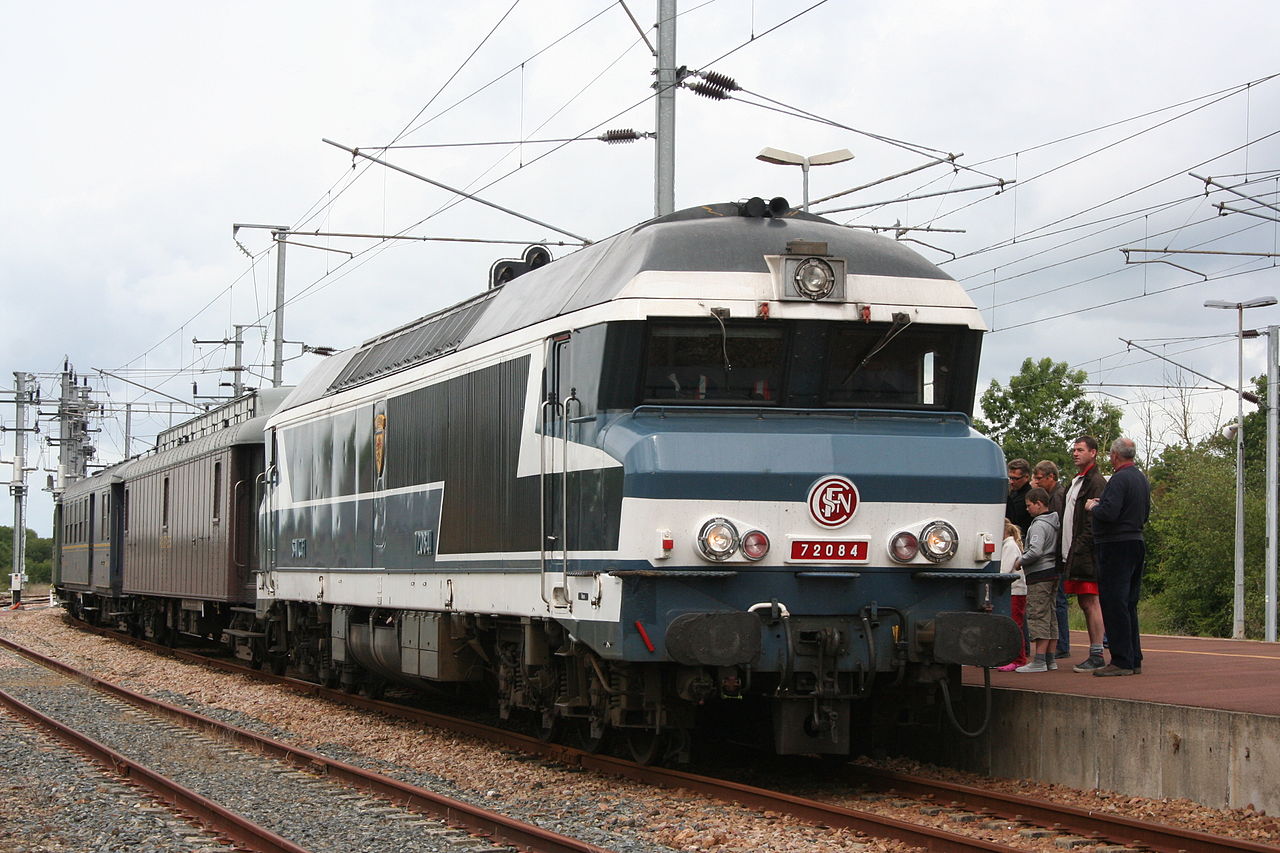 A CC 72000-es dízelsorozat évtizedekig meghatározó mozdonytípusa volt a francia vasúthálózatnak. A felvételen a 84-es gép egy nosztalgiavonat élén pózol Lisonban 2009-ben. A képre kattintva galéria nyílik (fotók: Wikipedia)