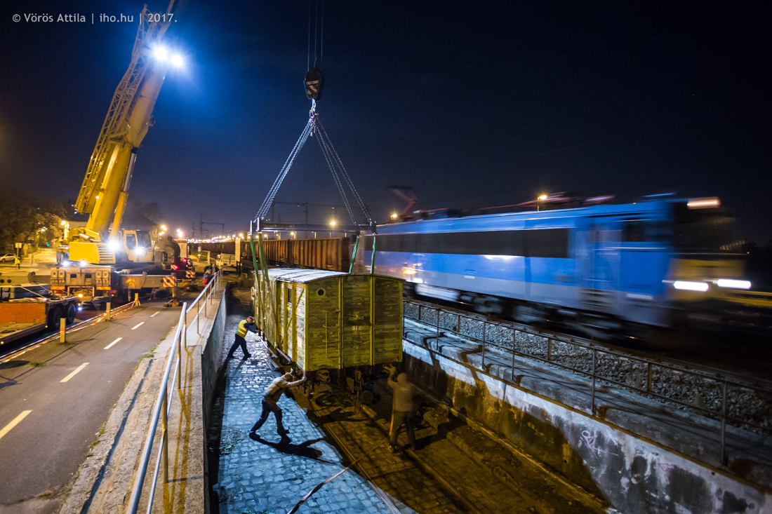 A fedett teherkocsi földet érése csütörtök éjszaka, a háttérben egy Gigant rongyol Dunaújváros felé tehervonatával
