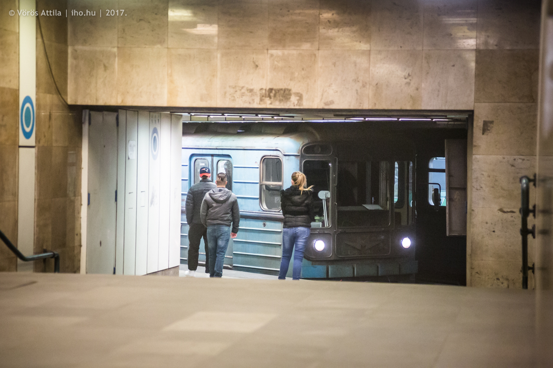 A lejárattól rögtün látjuk, hogy elérjük-e a metrót (a képre kattintva galéria nyílik Vörös Attila fotóiból)
