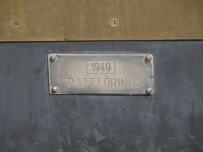 A gyári tábla a pestszentlőrinci felújítás dátumával
