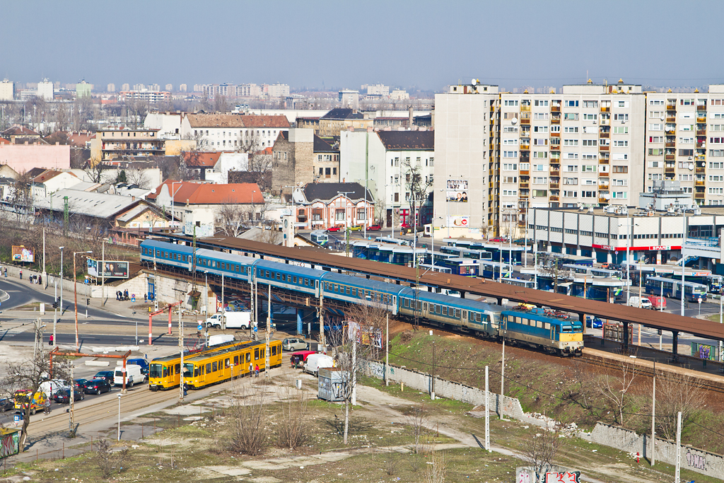 Vezérlőkocsi mozdony mögött, orral előre, klasszikus Magyarország