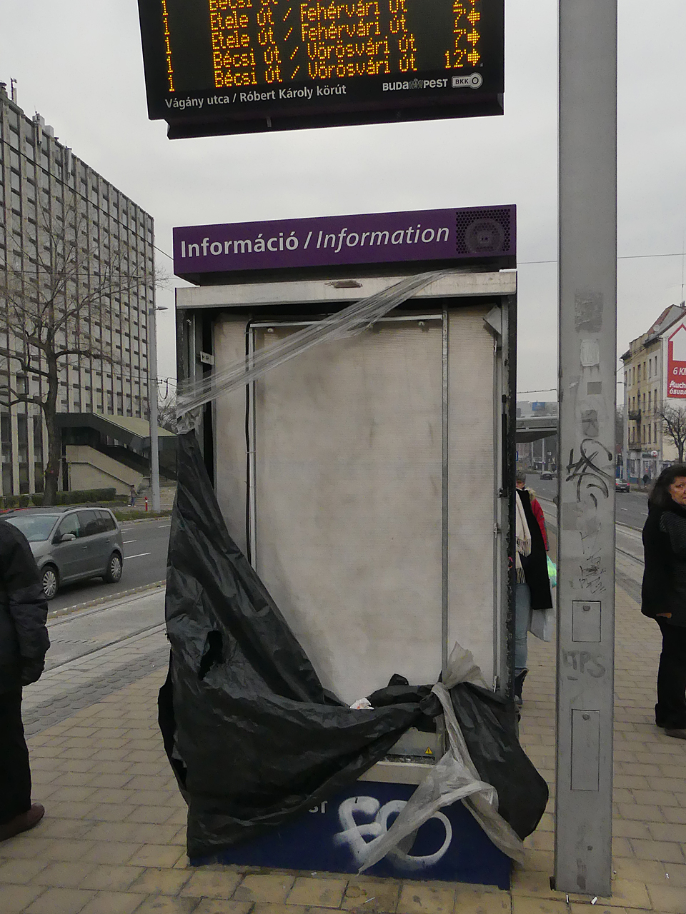 Ez az információs tábla szinte az átadás után egyből megrongálódott a Vágány utcai megállóban A képre kattintva galéria nyílik (Kemsei Zoltán felvételei)