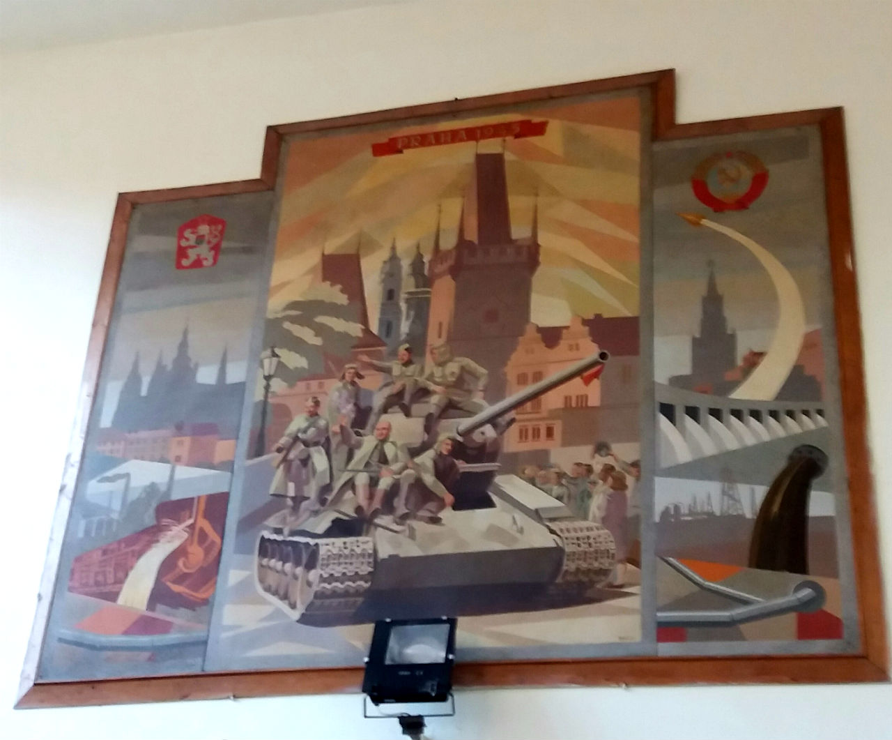 A minőségi követelményekből kimaradt viszont a kommunista jelképek leszerelése, bár ez Tiszacsernyőben élő történelem