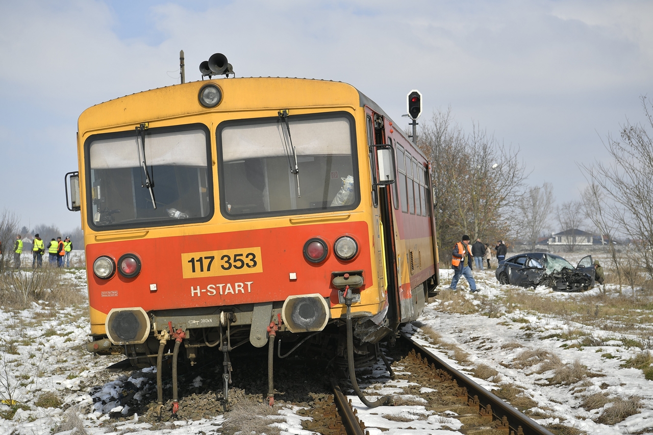 A 353-as Bzmot elég ment ki egy személyautó egy Debrecen határában található útátjárónál. A vonaton ketten, a személyautóban egy személy sérült meg (fotó: MTI/Czeglédi Zsolt)