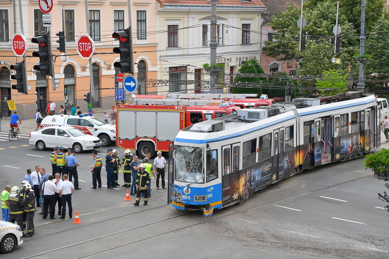 Villamos és autóbusz ütközött Debrecenben a Piac utca és a Kossuth utca kereszteződésében. A balesetben tizenketten megsérültek (fotók: MTI/Czeglédi Zsolt)