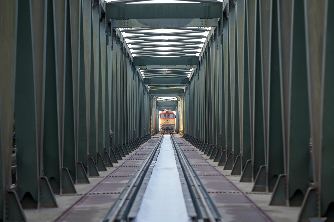 Négy M62-es dízelmozdony érkezett a vasúti híd új pályájának próbázására (fotók: MTI/Rosta Tibor)