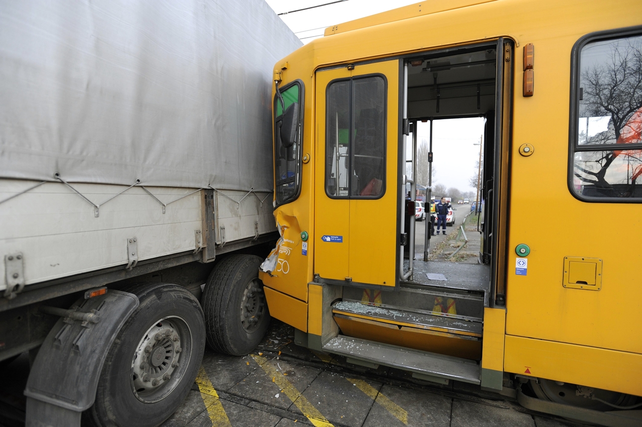 Kamion és villamos ütközött a X. kerületben, a balesetben egy ember súlyosan megsérült (fotó: MTI/Mihádák Zoltán)