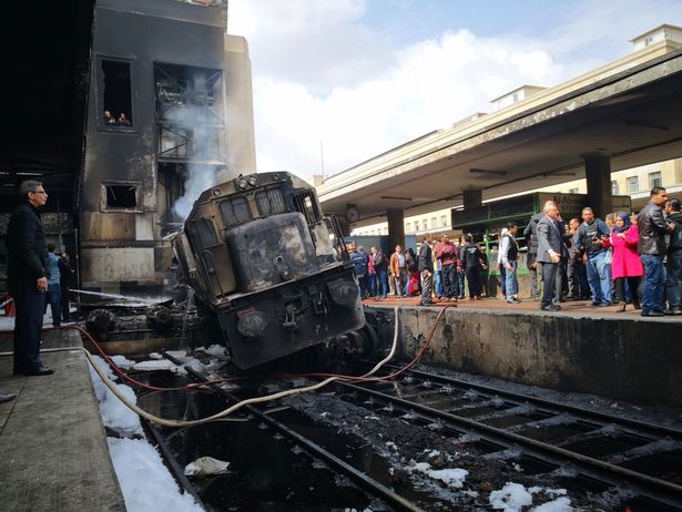 Legalább huszonnégyen meghaltak, amikor egy vonat lángra kapott, az ütközőbaknak csapódott, majd a mozdony felrobbant a kairói főpályaudvaron. A képre kattintva galéria nyílik. Figyelem, a nyugalom megzavarására alkalmas felvételek következnek! (fotók forrása: Twitter)