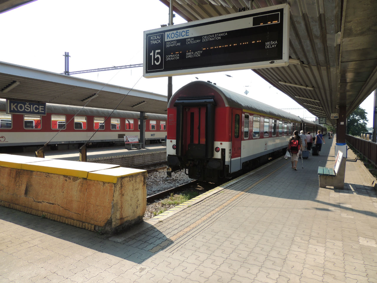 A kassai vakvágányos peronról indul a pozsonyi gyors Rozsnyón és Zólyomon keresztül<br>(fotó: a szerző)
