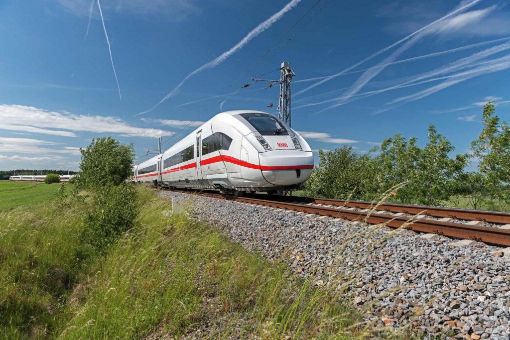 ICE 3 szerelvény a német vasúti pályán (fotó: Siemens)
