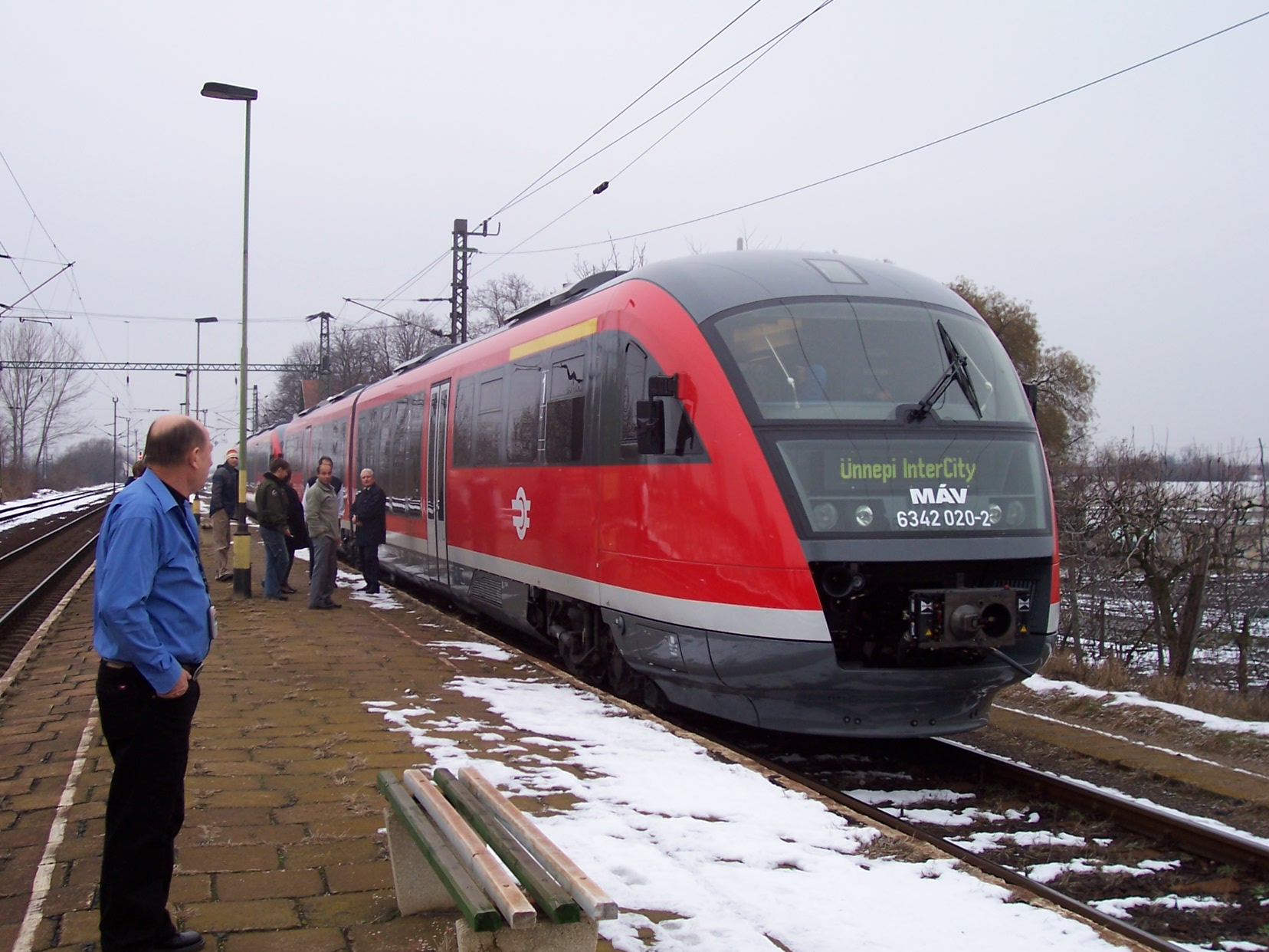 A huszadik Desiro első útjainak egyikén 2005 decemberében a 140-es vonal Balástya állomásán. Ünnepi InterCity-ként a Nyugati-Miskolc-Nyíregyháza-Szolnok-Szeged-Nyugati útvonalat járta be aznap (fotó: Gálicz Zoltán)