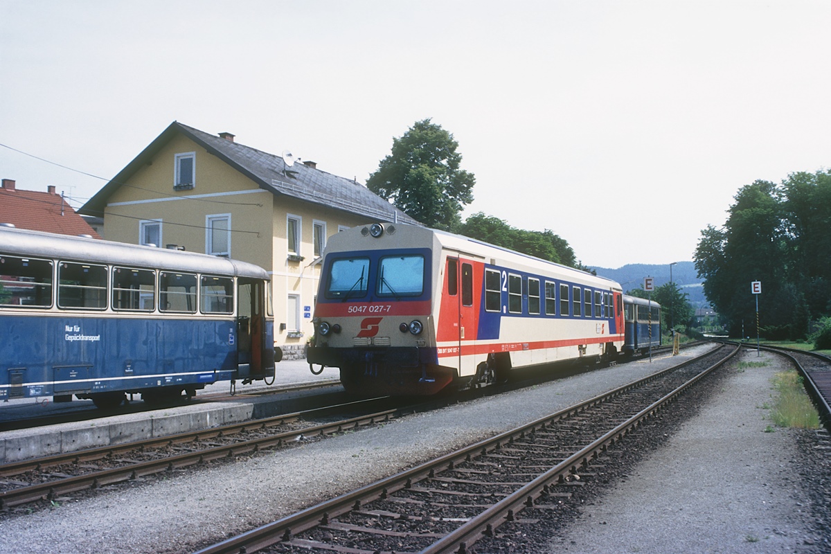 Aschach an der Donau állomás 1993-ban. Az akkor újonnan érkező Jenbacher motorkocsik még a régi 7081-es mellékkocsikkal közlekedtek (forrás: Wikipedia)