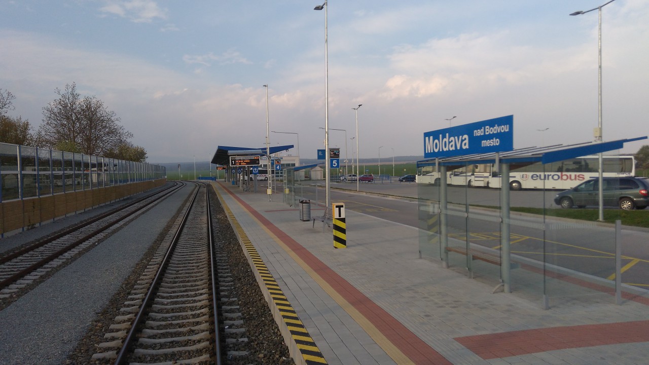A vasúti megálló tőszomszédságában van a buszmegálló is a továbbutazáshoz<br>(fotó: K-report.net)