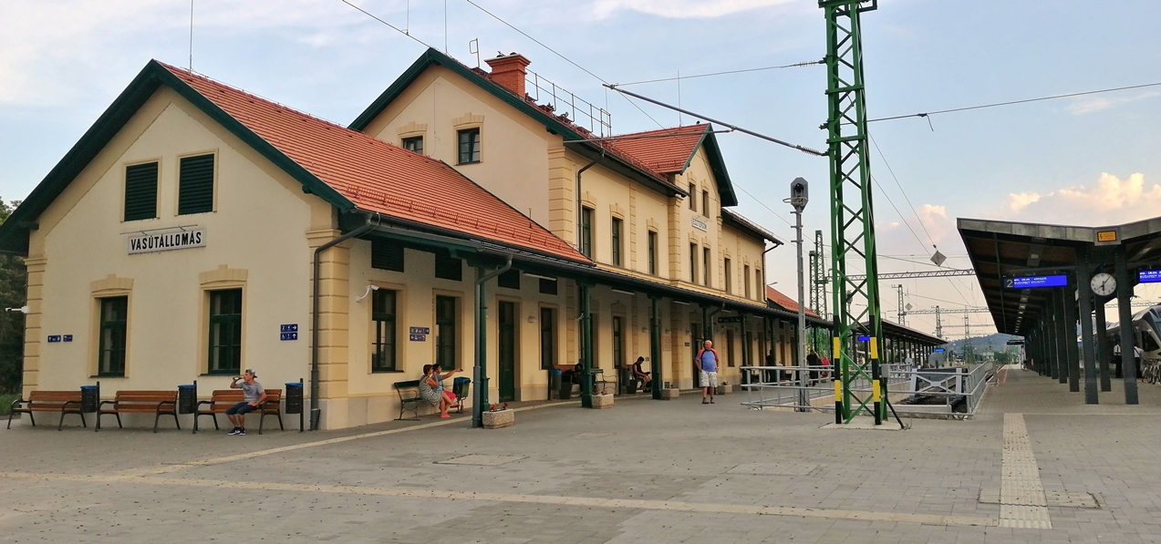 A felújított vasútállomást már tavaly átadták. A képre kattintva galéria nyílik a szerző felvételeiből