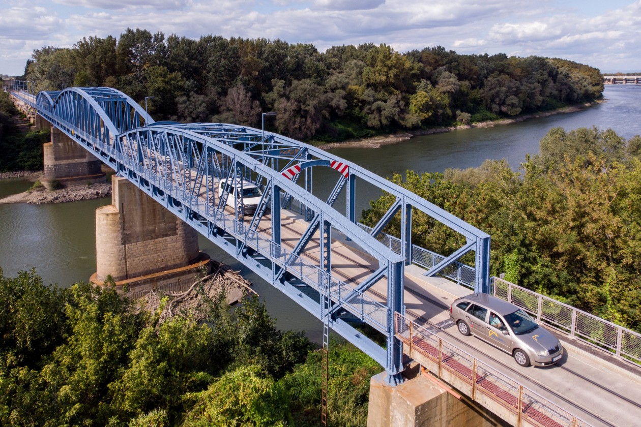 A kiskörei Tisza-hidat már május óta használhatják a vonatok és a közúti járművek (fotók: Czeglédi Zsolt/MTI)