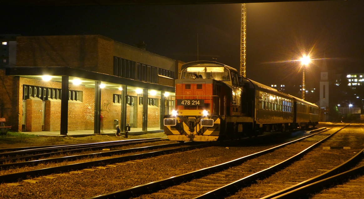 Esti csendélet Komló állomáson, a gyorsvonat innen Pécsre közlekedett tovább. Kattintásra galéria nyílik a szerző felvételeiből