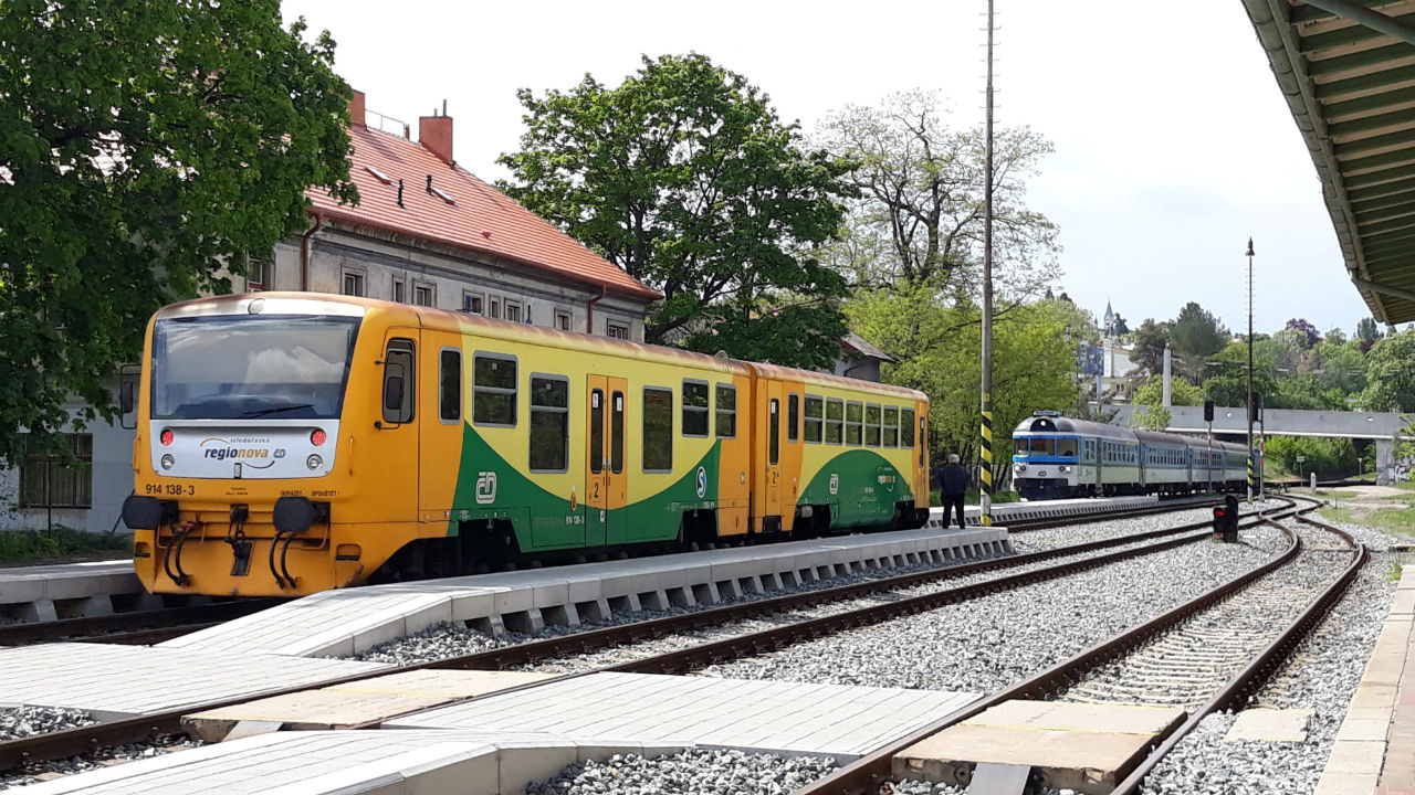 Praha Dejvice állomáson kereszteznek a kladnói személyvonatok<br>(fotók: a szerző)