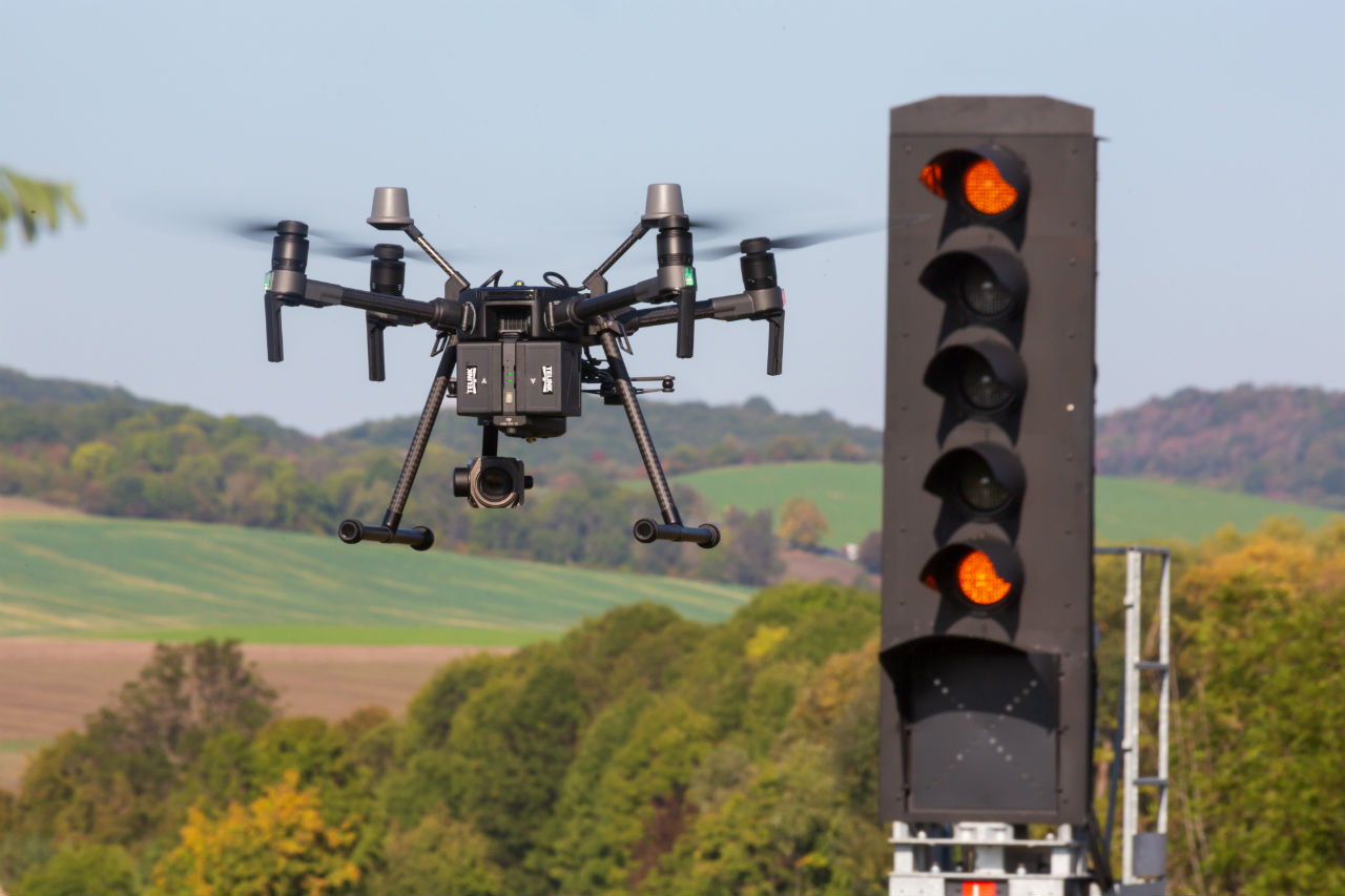 Drón emelkedik a vasúti pálya fölé Csehországban (fotók: AŽD Praha)