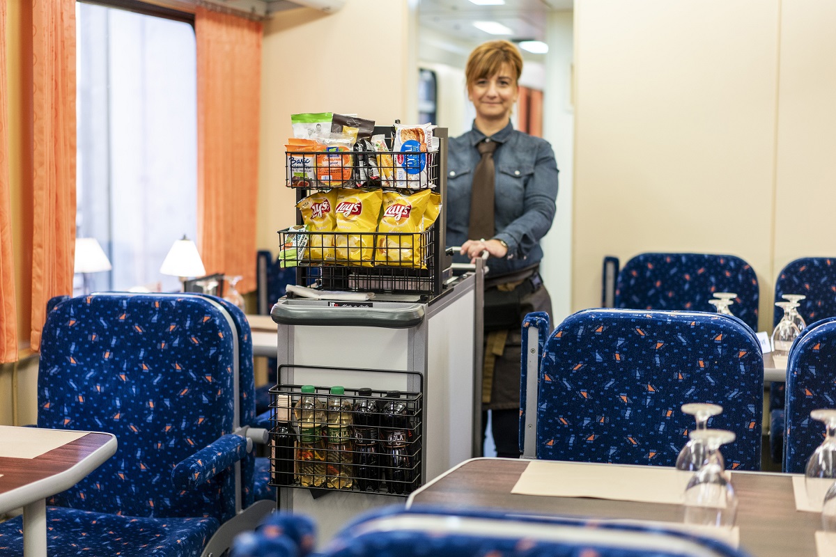 Mindegyik IC járaton minőségi gasztronómiai szolgáltatást nyújtanak az étkezőkocsikban, sőt az úgynevezett mobilbárok segítségével az utasok helyére is visznek frissítőket (fotók: ZSSK)