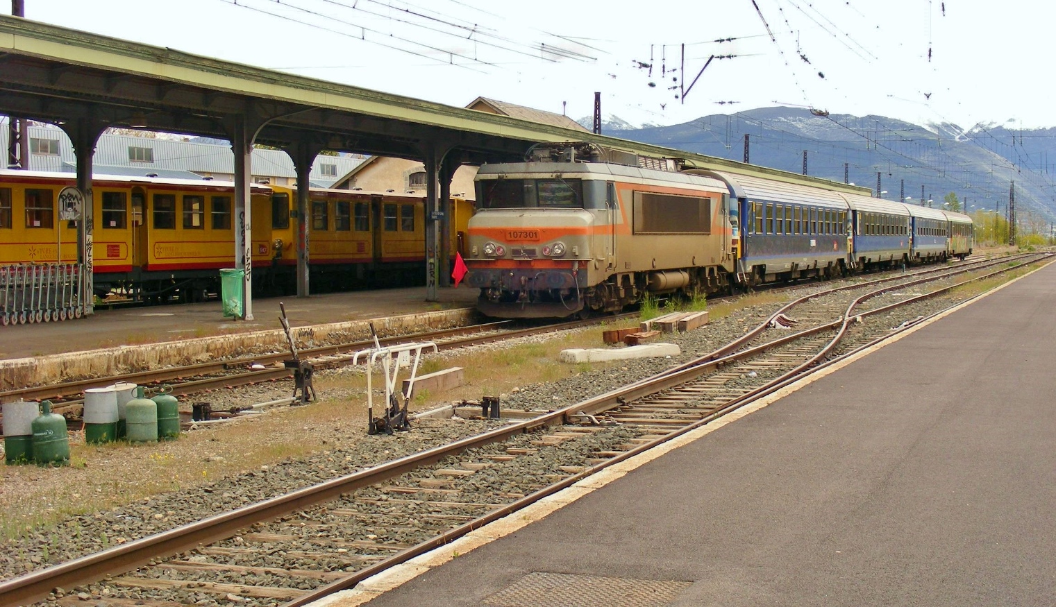 A három nyomtávú Latour de Carol állomás (2013), a jobb oldali két vágány széles, az IC vonat alatt normál, még a bal oldalon látható vonat alatt keskeny nyomtávú vágány található