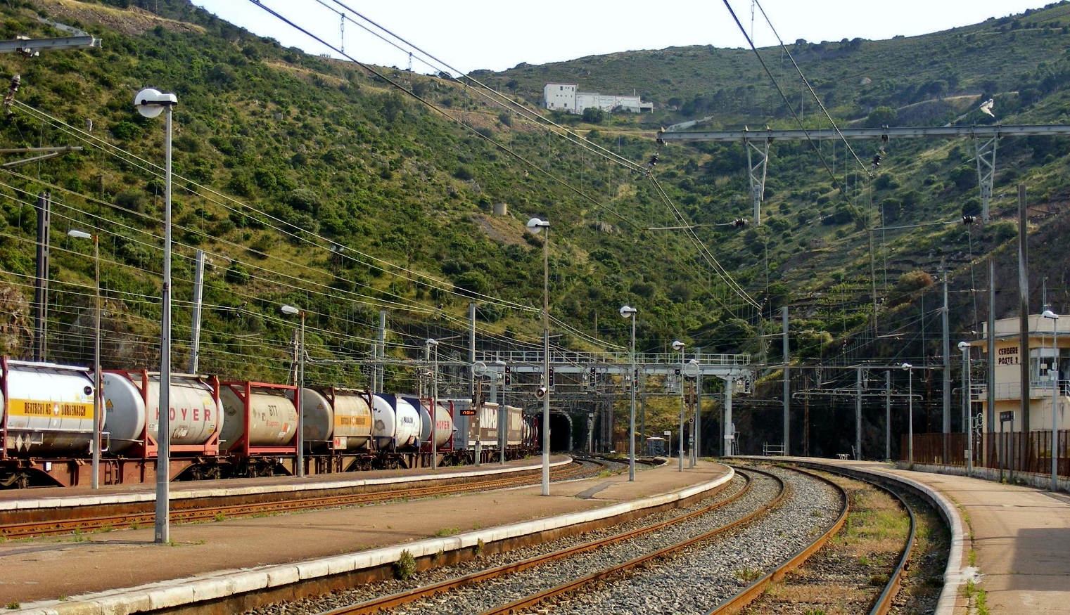 Cerbère állomás még 2013-ban, a jobb oldali vágány széles, a tőle balra lévők pedig normál nyomtávúak. A háttérben a két ország közötti alagút bejárata látható