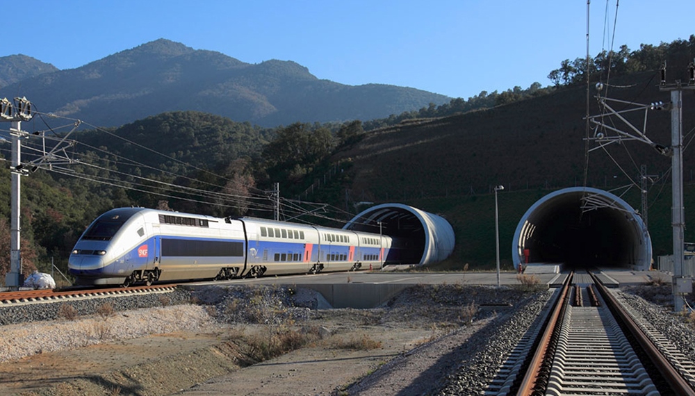 TGV bújik ki a két ország határa alatt húzódó, 8171 méter hosszú Pertus alagútból (forrás: Wikipédia)