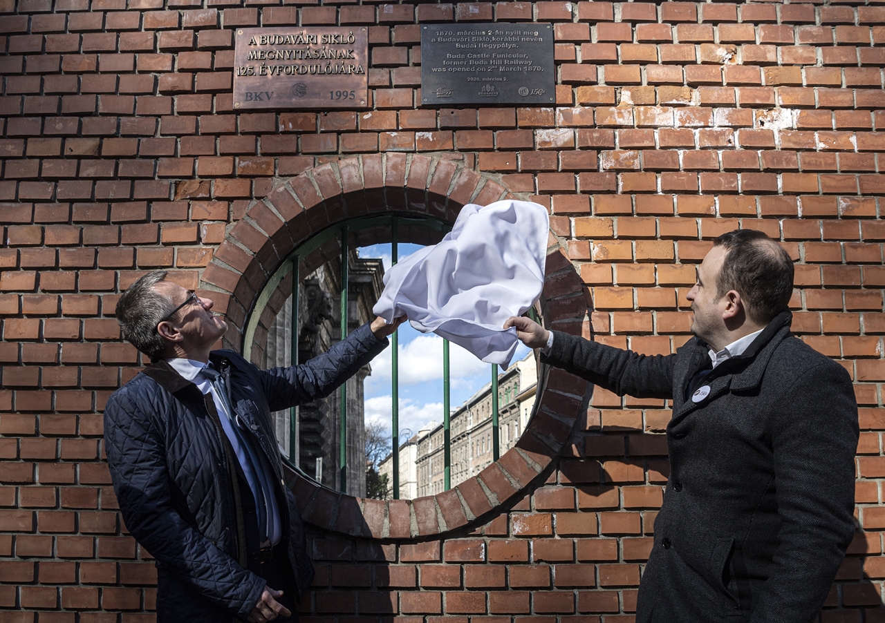 A Budavári Sikló fennállásának százötvenedik évfordulója alkalmából emléktáblát avattak a Clark Ádám téri alsó állomáson (fotók: Szigetváry Zsolt/MTI)