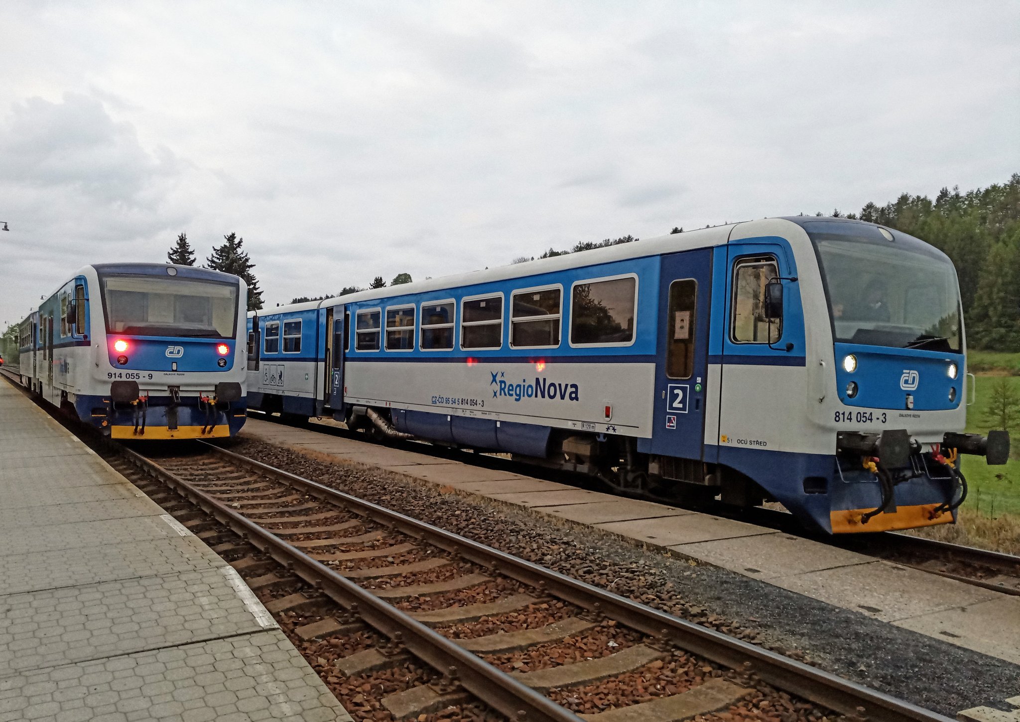 A közép-csehországi Rovensko állomáson kereszteznek a kék-fehér Regionovák (fotó: twitter.com)