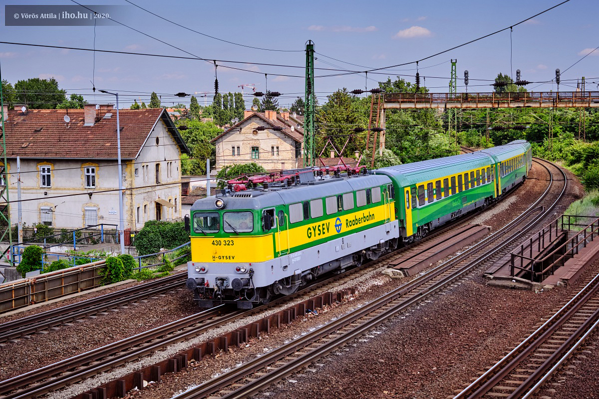A soproni vonat érkezik a Keletibe