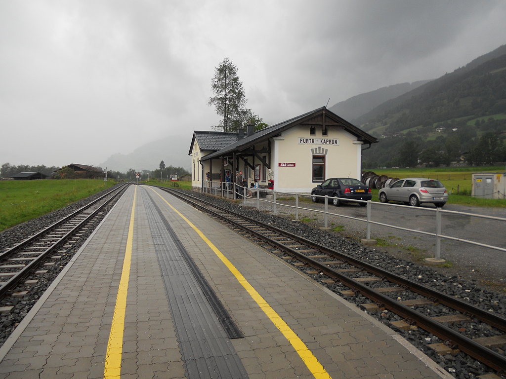 Fürth-Kaprun állomás, ködben a hegyek