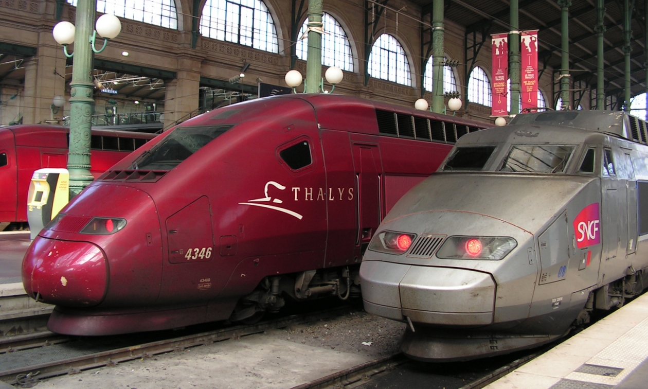 Megszokott együttálás a párizsi Gare du Nord pályaudvaron. A Thalys TGV motorvonatai Brüsszelen át Amszterdamig, illetve Brüsszelen és Aachenen át Kölnig közlekednek (fotó: Hörcher Dániel)